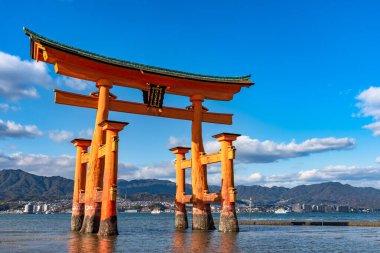 Yakın plan turuncu yüzen dev Grand O-Torii kapısı güneşli bir günde Miyajima adası sahili kıyılarında duruyor. Hiroşima Şehri. Japonya 'nın Üç Görüş Alanı. Çeviri: ltsukushima Tapınağı