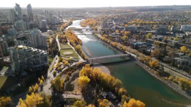 Prince 's Island Park Peace Köprüsü sonbahar yeşillik manzarası. Şehir merkezindeki Calgary şehrinin havadan görünüşü. Alberta, Kanada.