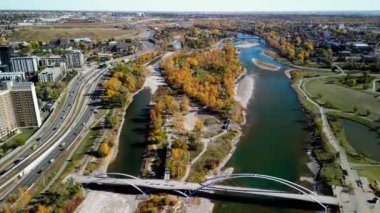 St. Patrick Adası Parkı ve Bow Nehri ve sonbahar sezonunda Memorial Drive hava manzarası. Calgary City, Alberta, Kanada 'da sonbahar yeşilliği. George C. King Köprüsü.