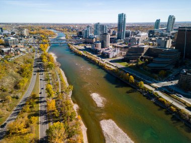 Calgary, Bow River ve Memorial Drive 'da sonbahar sezonunda. Calgary şehrinin havadan görünüşü, Alberta, Kanada.