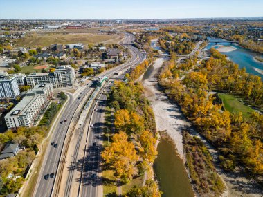 St. Patrick Adası Parkı ve Bow Nehri ve sonbahar sezonunda Memorial Drive hava manzarası. Calgary, Alberta, Kanada 'da sonbahar yeşilliği.