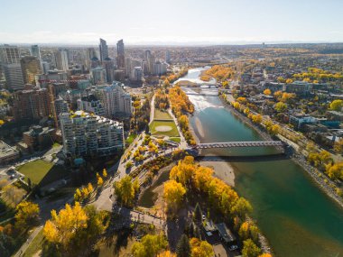 Prince 's Island Park Peace Köprüsü sonbahar yeşillik manzarası. Şehir merkezindeki Calgary şehrinin havadan görünüşü. Alberta, Kanada.