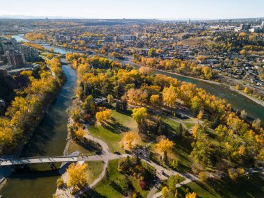 Prince 's Island Park sonbahar yeşillik manzarası. Calgary, Alberta, Kanada şehir merkezinin hava manzarası.