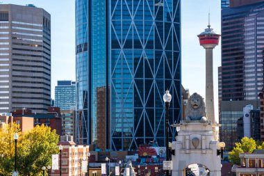 Calgary, Alberta, Kanada - 8 Ekim 2023: Centre Street Bridge. Arka planda Calgary şehir merkezi silueti.