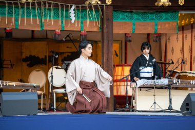 Kyoto, Japonya - 4 Kasım 2023: Nishijin TABI Kyoto Müzik Köyü Festivali. Etkinlik sahnesinde göstericiler.