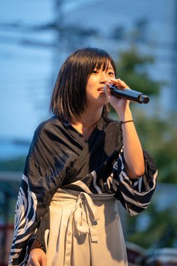 Kyoto, Japonya - 4 Kasım 2023: Nishijin TABI Kyoto Müzik Köyü Festivali. Etkinlik sahnesinde göstericiler.