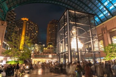 Tokyo, Japonya - Aralık 22 2018 : Bakara Ebedi Işıklar yıllık aydınlatma festivali Yebisu Garden Place'de. Olayların ana cazibe en büyük kristal avize dekorasyon biridir