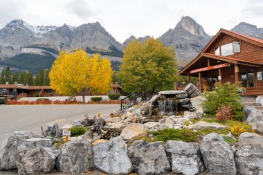 Alberta, Kanada - Ekim 12023: Saskatchewan Nehri Geçidi 'ndeki tatil köyü, yemek odası, market, kafeterya. Banff Ulusal Parkı 'ndaki Icefields Parkway' de..