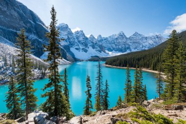 Moraine Gölü sonbahar güneşli sabahında. On Tepe 'nin karla kaplı vadisi. Banff Ulusal Parkı, Kanada Kayalıkları. Alberta, Kanada.