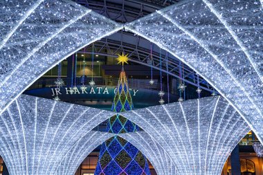 Fukuoka Bölgesi, Japonya - Ocak 01 2020: Hikari-no-Machi HAKATA 2019 Kış Aydınlatma etkinlikleri. JR Hakata İstasyonu 'nun önündeki plazada.