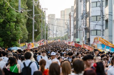 Osaka, Japonya - 25 Temmuz 2023: Tenjin Matsuri Festivali sırasında sokakta yürüyen kalabalık.