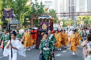 Osaka, Japonya - 25 Temmuz 2023: Tenjin Matsuri Festivali. Geleneksel kıyafetler giyen insanlar sokaklarda yürüyor..