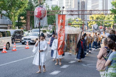 Osaka, Japonya - 25 Temmuz 2023: Tenjin Matsuri Festivali. Geleneksel kıyafetler giyen insanlar sokaklarda yürüyor..