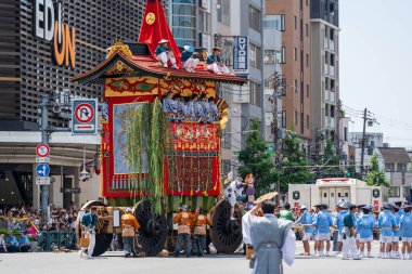 Kyoto, Japonya - 24 Temmuz 2023: Gion Matsuri Festivali, Yamaboko Junko alayı. İnsanlar büyük ahşap geçit törenini şehir caddesinde yapıyorlar..