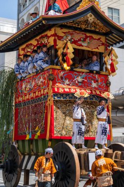 Kyoto, Japonya - 24 Temmuz 2023: Gion Matsuri Festivali, Yamaboko Junko alayı. İnsanlar büyük ahşap geçit törenini şehir caddesinde yapıyorlar..