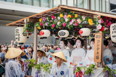 Kyoto, Japonya - 24 Temmuz 2023: Gion Matsuri Festivali, Hanagasa Junko Geçidi. Çiçek Şemsiyesi geçit töreni şehir caddesinde.