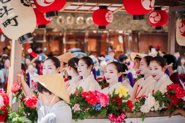 Kyoto, Japonya - 24 Temmuz 2023: Gion Matsuri Festivali, Hanagasa Junko Geçidi. Çiçek Şemsiyesi geçit töreni şehir caddesinde.