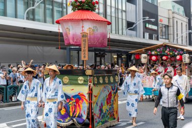 Kyoto, Japonya - 24 Temmuz 2023: Gion Matsuri Festivali, Hanagasa Junko Geçidi. Çiçek Şemsiyesi geçit töreni şehir caddesinde.