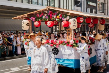 Kyoto, Japonya - 24 Temmuz 2023: Gion Matsuri Festivali, Hanagasa Junko Geçidi. Çiçek Şemsiyesi geçit töreni şehir caddesinde.