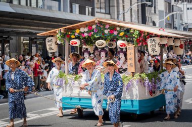 Kyoto, Japonya - 24 Temmuz 2023: Gion Matsuri Festivali, Hanagasa Junko Geçidi. Çiçek Şemsiyesi geçit töreni şehir caddesinde.