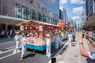 Kyoto, Japonya - 24 Temmuz 2023: Gion Matsuri Festivali, Hanagasa Junko Geçidi. Çiçek Şemsiyesi geçit töreni şehir caddesinde.