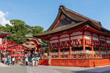 Kyoto, Japonya - 23 Temmuz 2023: Motomiya Festivali (Motomiyasai Festivali) sırasında Fushimi Inari Tapınağı 'nda geleneksel Japon kırmızı fenerleri (Fushimi Inari Taisha) ).