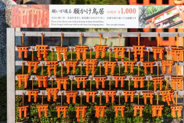 Kyoto, Japonya - 23 Temmuz 2023: Fushimi Inari Tapınağı 'nın adak fotoğrafları (Fushimi Inari Taisha ).