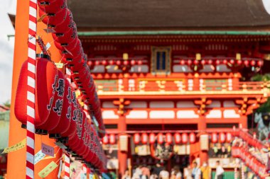 Kyoto, Japonya - 23 Temmuz 2023: Motomiya Festivali (Motomiyasai Festivali) sırasında fenerlerle süslenmiş Fushimi Inari Tapınağı (Fushimi Inari Taisha) Kulesi ).