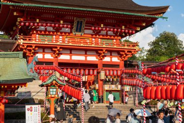 Kyoto, Japonya - 23 Temmuz 2023: Motomiya Festivali (Motomiyasai Festivali) sırasında fenerlerle süslenmiş Fushimi Inari Tapınağı (Fushimi Inari Taisha) Kulesi ).