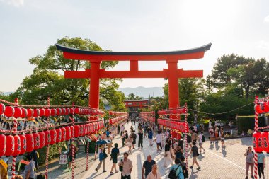 Kyoto, Japonya - 23 Temmuz 2023: Motomiya Festivali (Motomiyasai Festivali) sırasında fenerlerle süslenmiş Fushimi Inari Tapınağı 'nın Torii Kapısı (Fushimi Inari Taisha) ).