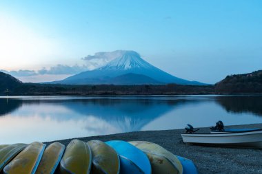 Fuji Dağı ve Sunrise Gölü 'nün yansıması