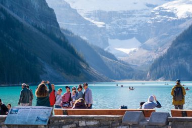 Alberta, Kanada - OCT 6 2023: Louise Gölü kıyısında hatıra fotoğrafı çeken turistler. Banff Ulusal Parkı.