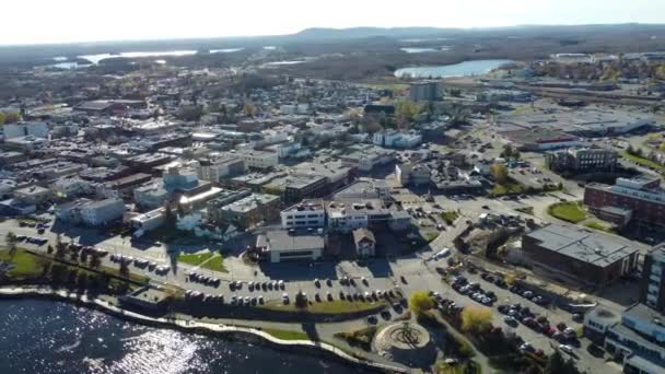 秋の晴れた日のルーリン ノランダシティのファウンデリー工場とオスカ湖の空中ビュー アビビ テミスカミング ケベック州 — ストック動画