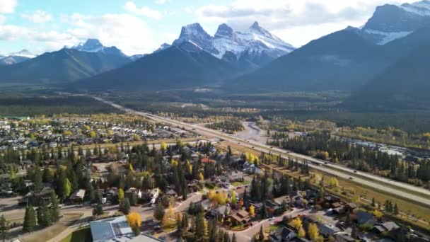 Canmore Alberta Canada Aerial View Trans Canada Highway Highway Autumn — стоковое видео