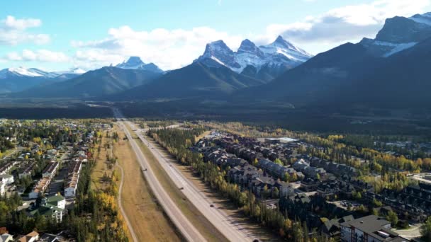 Canmore Alberta Canada Aerial View Trans Canada Highway Highway Autumn — Αρχείο Βίντεο