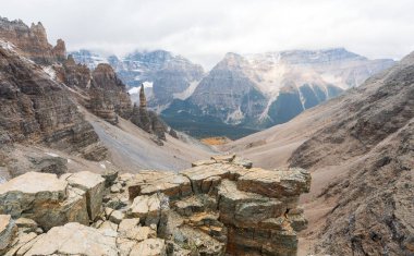 Kanada Kayalıkları manzarası. Cennet Vadisi manzarası, Pinnacle Mountain Sentinel Geçidi 'ndeki Grand Sentinel. Banff Ulusal Parkı, Alberta, Kanada.