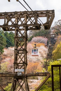 Nara, Japonya - 3 Nisan 2023: Yoshino Ropeway. Yoshino Dağı, Yoshino-Kumano Ulusal Parkı 'nda kiraz çiçekleri açıyor..