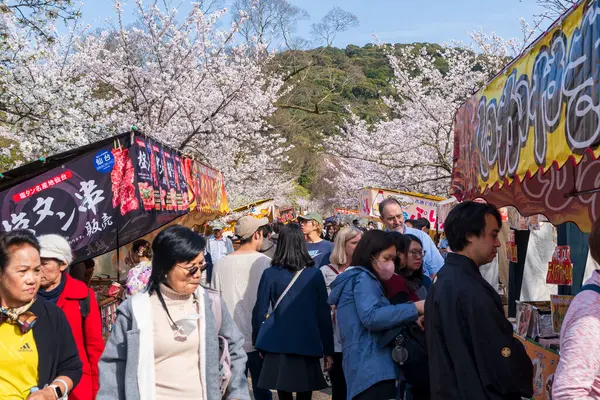 Kyoto, Japonya - 27 Mart 2023: Kiraz çiçeği festivali için Higashiyama Bölgesi 'ndeki Yasaka Tapınağı' nın yanındaki Maruyama Park 'a gelen kalabalık.