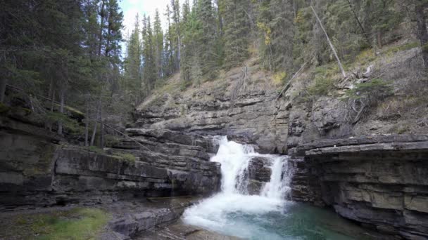 加拿大艾伯塔省加拿大落基山脉邦夫国家公园约翰斯顿峡谷瀑布 — 图库视频影像