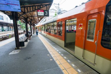 Kyoto, Japonya - 26 Haziran 2024: Eizan Elektrik Demiryolu 903 model tren Demachiyanagi İstasyonu 'nda durdu.