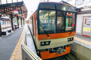 Kyoto, Japonya - 26 Haziran 2024: Eizan Elektrik Demiryolu 903 model tren Demachiyanagi İstasyonu 'nda durdu.