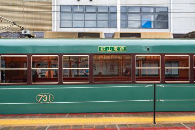 Kyoto, Japonya - 26 Haziran 2024: Eizan Elektrik Demiryolu 731 model tren Demachiyanagi İstasyonu 'nda durdu.