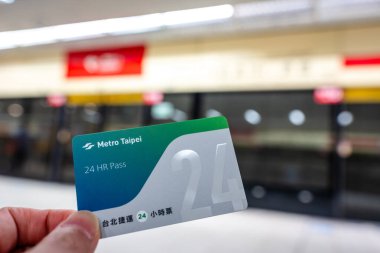 Taipei, Tayvan - 13 Şubat 2024 Taipei Metro 24 saat geçidi. Kapıları tarayarak etkinleştirildiğinde, Taipei Metro 'da 24 saat boyunca sınırsız seyahat için geçerlidir..