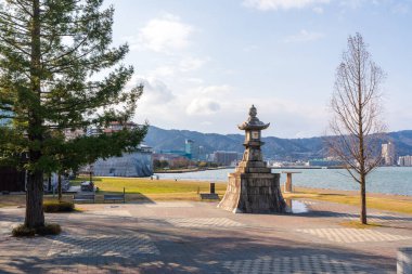 Ishiba tsu gece lambası anıtı, Biwa Gölü kıyısında. Otsu, Shiga Bölgesi, Japonya. Japonca çeviri: