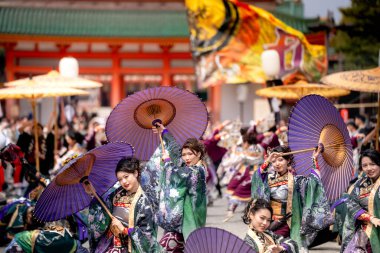 Kyoto, Japonya - 31 Mart 2024: Kyoto Sakura Yosakoi (Sakuyosa) festivali. Heian Shrine civarındaki Okazaki bölgesinde dans eden bir grup dansçı..