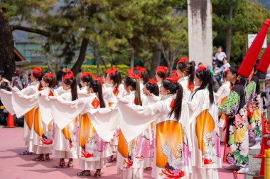 Kyoto, Japonya - 31 Mart 2024: Kyoto Sakura Yosakoi (Sakuyosa) festivali. Heian Shrine civarındaki Okazaki bölgesinde dans eden bir grup dansçı..