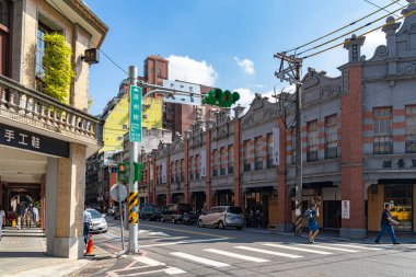 Taipei, Tayvan - 12 Kasım 2019: Dihua Sokak Pazarı, ünlü turistik mekan, insanlar çevresindeki yürüyüşleri ve keşifleri görebilirler. Çin Yeni Yıl kutlamaları sırasında cadde önemli bir noktadır.