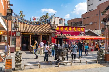 Taipei, Tayvan - 12 Kasım 2019 Taipei Xia-Hai Şehir Tanrısı Tapınağı. Hem yurtiçinde hem de yurtdışında evlilik ve ilişkiler üzerinde gücü olan tanrılarından biri olan Yue Lao ile ünlüdür.