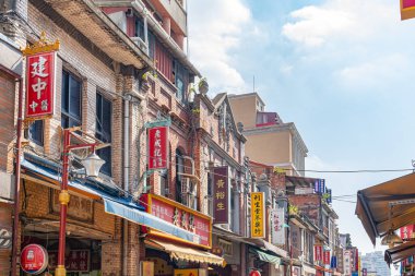 Taipei, Tayvan - 12 Kasım 2019: Dihua Sokak Pazarı, ünlü turistik mekan, insanlar çevresindeki yürüyüşleri ve keşifleri görebilirler. Çin Yeni Yıl kutlamaları sırasında cadde önemli bir noktadır.