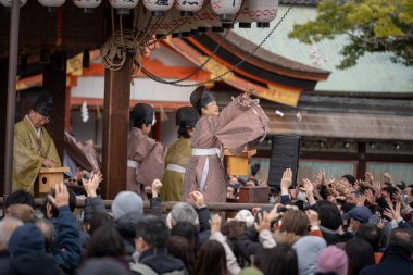 Kyoto, Japonya - 2 Şubat 2024: Yasaka Tapınağı Setsubun festivali kızarmış fasulye seremonisi 